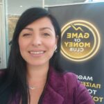 Άννα Τέζιλα σε επαγγελματική φωτογραφία με το λογότυπο Cosmosyndesis στο background.